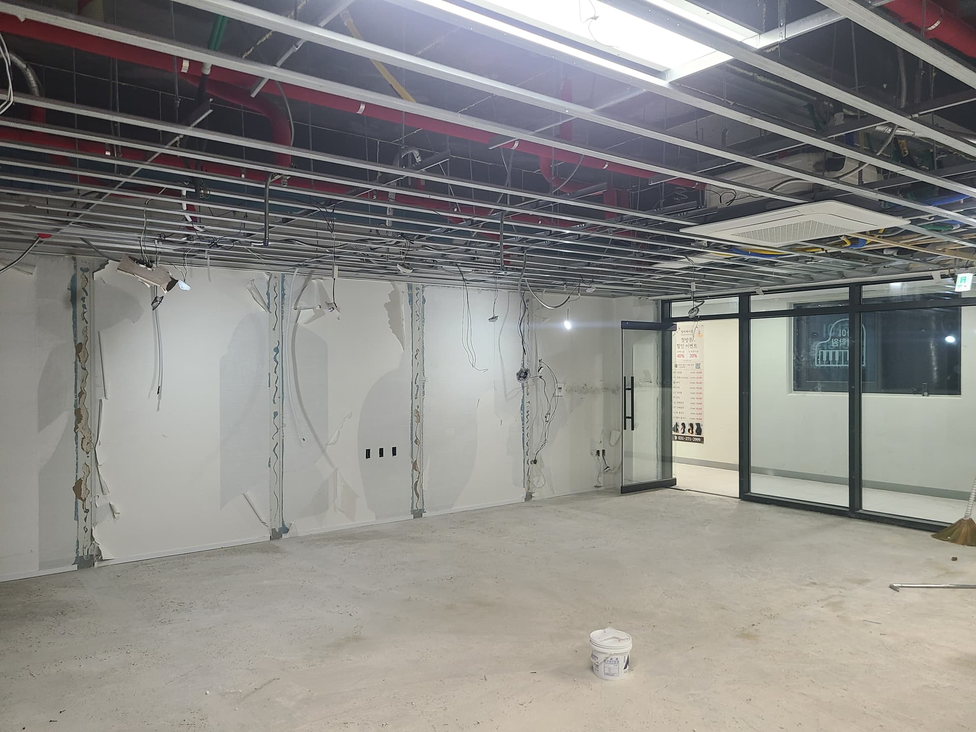 수원 지역 대형 상가 공간을 신속하고 정확하게 철거한 현장 사진